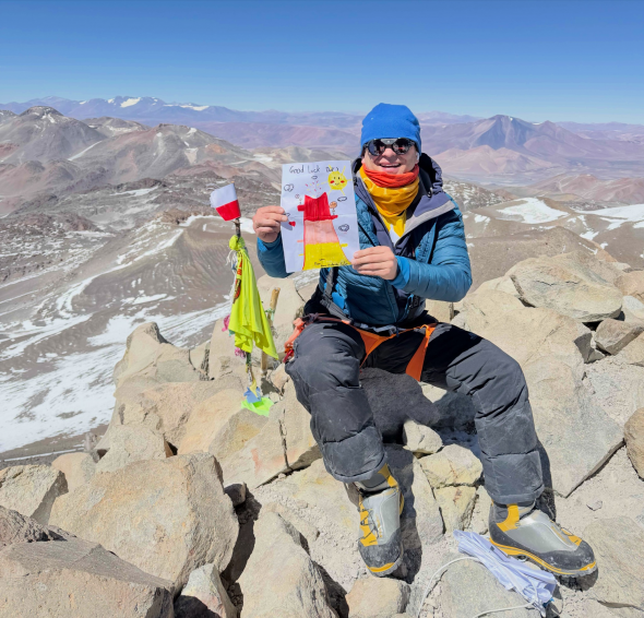 Lietuvis Andrius Milašius pasiekė aukščiausio pasaulio aktyvaus ugnikalnio viršūnę